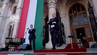 Calon Menteri Kesehatan Hungaria, Zsolt Hegedus, menari dengan energik dalam sebuah aksi politik yang dipimpin Peter Magyar di luar gedung parlemen di Budapest. Momen ini menjadi sorotan di tengah memanasnya suhu politik Hungaria.