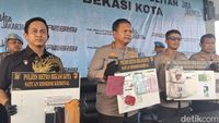 Petugas kepolisian mengamankan tiga terduga pelaku pencurian motor yang menggunakan modus menuduh korban sebagai pelaku pemukulan di Bekasi, menargetkan pengendara remaja.