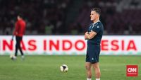 John Herdman memberikan arahan penuh semangat kepada para pemain Timnas Indonesia, menegaskan bahwa fokus 100% adalah harga mati dalam setiap sesi latihan dan pertandingan, jauh dari suasana liburan.