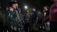 Sejumlah anggota TNI berpatroli di area publik, memicu perdebatan tentang batas kewenangan dan implikasi reformasi sektor keamanan.