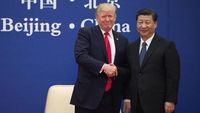 Presiden AS Donald Trump (kiri) dan Presiden Tiongkok Xi Jinping (kanan) saat pertemuan bilateral di Beijing. KTT ini fokus membahas isu-isu krusial seperti ketegangan Iran dan sengketa perdagangan global.