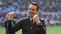 Unai Emery saat memberikan instruksi dari pinggir lapangan, menunjukkan fokus dan determinasi khasnya jelang laga krusial final Liga Europa.