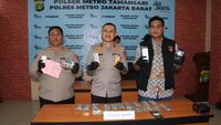 Petugas kepolisian mengamankan ratusan butir obat keras ilegal jenis Tramadol dan Hexymer dari warung sembako di Jakarta Barat. (Ilustrasi)