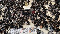 Ratusan mahasiswa UPN Veteran Yogyakarta menggelar aksi protes di depan gedung rektorat, mendesak penuntasan kasus kekerasan seksual di lingkungan kampus.