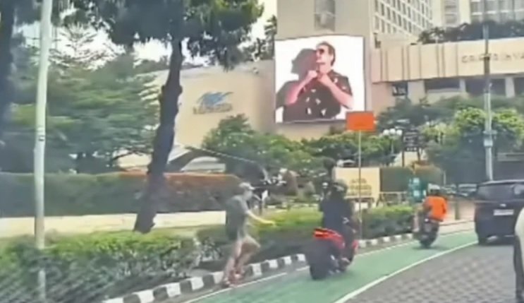 Petugas kepolisian mengamankan salah satu pelaku penjambretan terhadap WNA Polandia di Bundaran HI, Jakarta Pusat. (Ilustrasi)