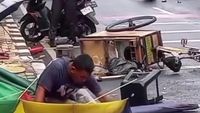Situasi kerusakan gerobak PKL setelah pria mengamuk di Kalibata, Jakarta Selatan, viral di media sosial. Polisi membantah dugaan mabuk dan menyebutkan kemungkinan kesurupan.