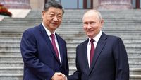 Presiden Tiongkok Xi Jinping (kanan) dan Presiden Rusia Vladimir Putin berjabat tangan erat saat bertemu di Beijing, memperkuat kemitraan strategis kedua negara di tengah dinamika geopolitik global yang kompleks.