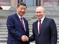Presiden Rusia Vladimir Putin (kiri) bertemu dengan Presiden Tiongkok Xi Jinping (kanan) di Beijing, menegaskan kembali komitmen kemitraan strategis mereka untuk tatanan dunia multipolar.