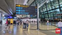 Petugas Imigrasi Bandara Soekarno-Hatta saat melakukan pemeriksaan dokumen perjalanan. Pengawasan diperketat untuk mencegah praktik haji ilegal dan melindungi calon jemaah.