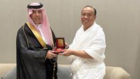 Wakapolri Komjen Pol. Agus Andrianto saat melakukan pertemuan koordinasi dengan otoritas Arab Saudi untuk memperkuat perlindungan jemaah haji Indonesia menjelang puncak musim haji.