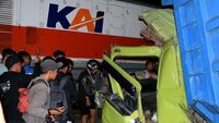 Tim SAR dan kepolisian mengevakuasi puing truk pasir setelah terlibat tabrakan maut dengan Kereta Api Putri Deli di perlintasan sebidang Tanjungbalai, Sumatera Utara.