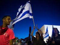 Bendera Israel berkibar di tengah lanskap yang merefleksikan kompleksitas pandangan global terhadap negara tersebut.