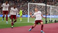 Selebrasi pemain Arsenal setelah mengamankan kemenangan dramatis 1-0 atas West Ham, sebuah laga yang diwarnai keputusan kontroversial VAR.