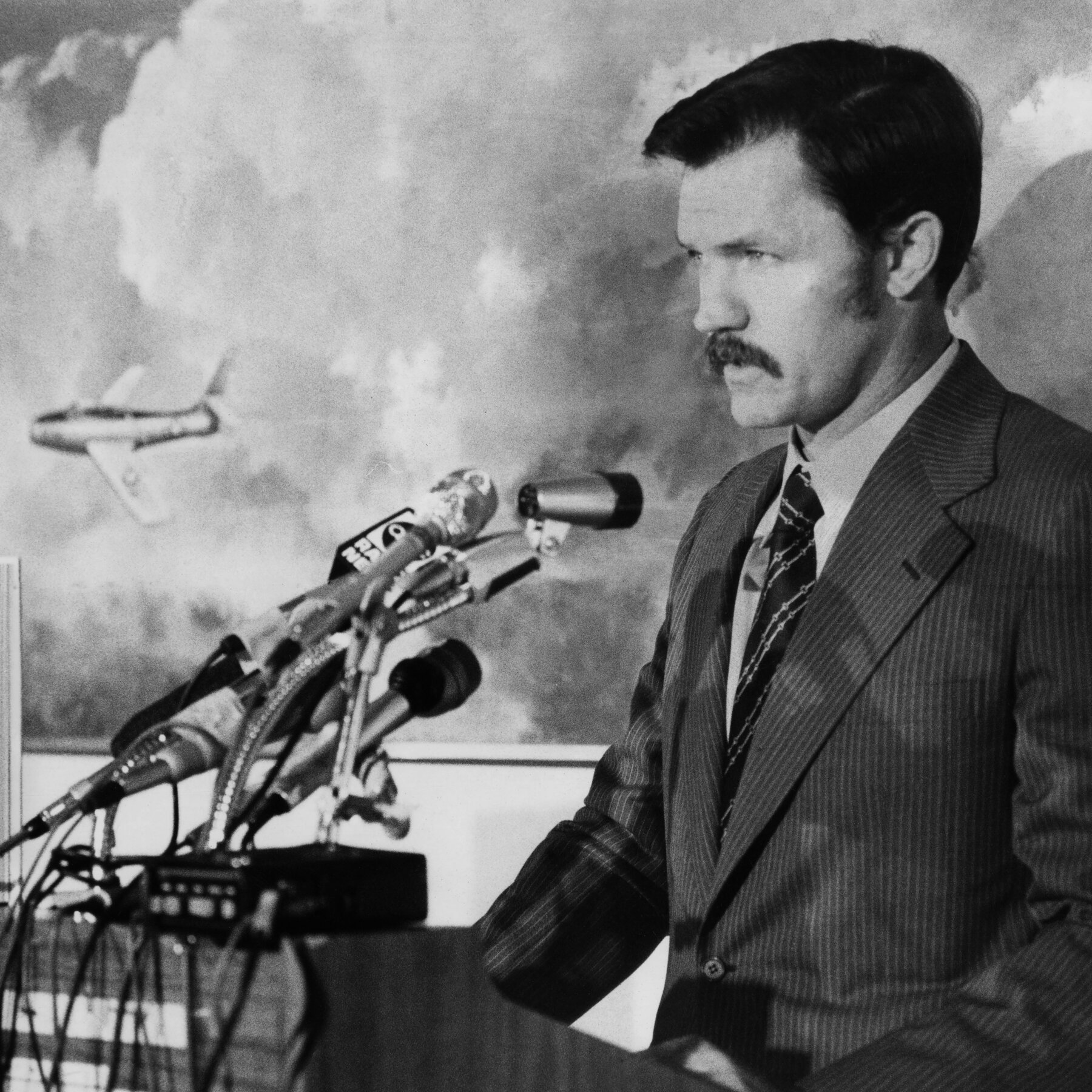 John Stockwell, mantan perwira operasi CIA yang berani mengungkapkan kebenaran di balik operasi rahasia Amerika Serikat, meninggal dunia pada usia 88 tahun.