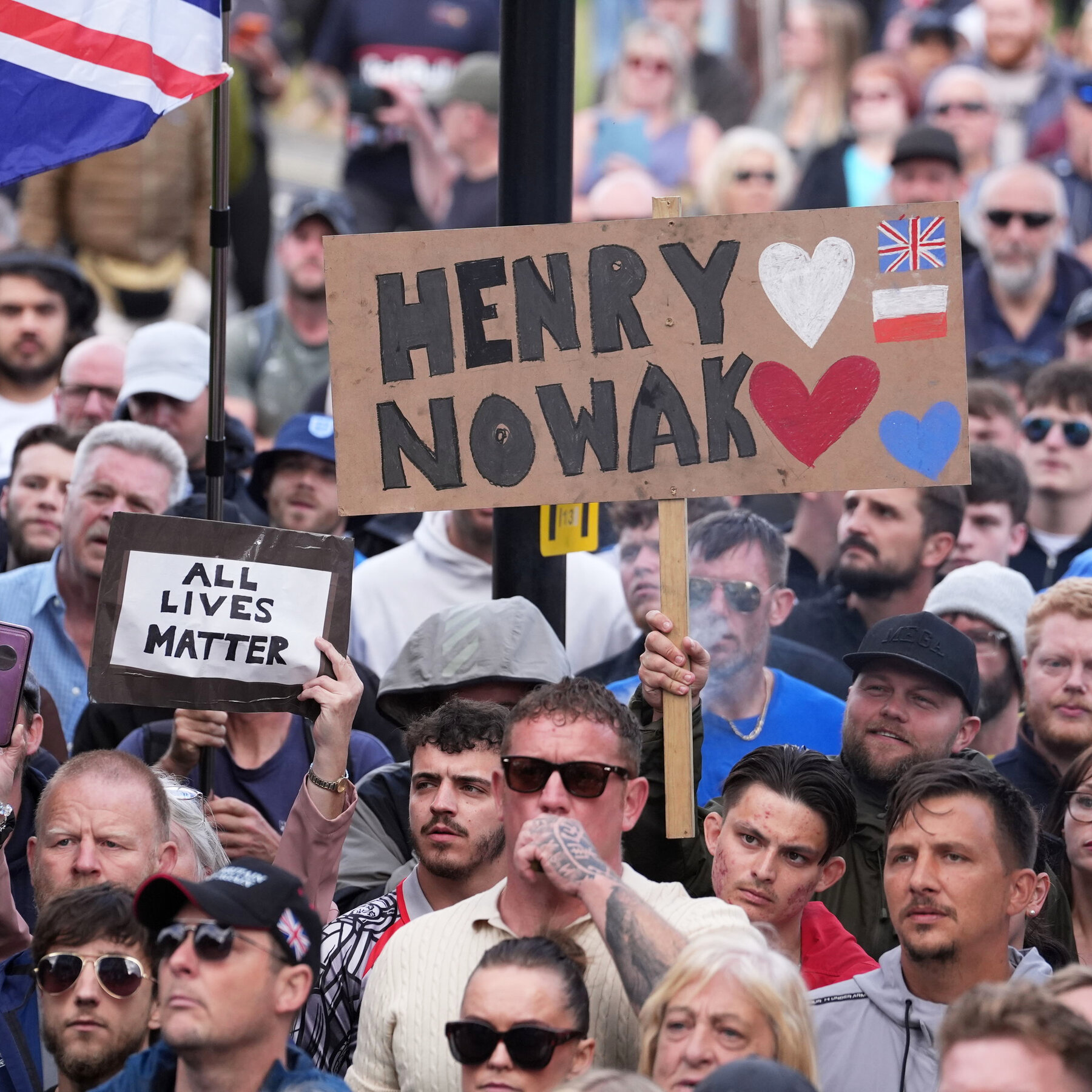 Demonstran menuntut keadilan bagi Henry Nowak di London, menyoroti praktik pemborgolan individu yang sekarat oleh polisi.