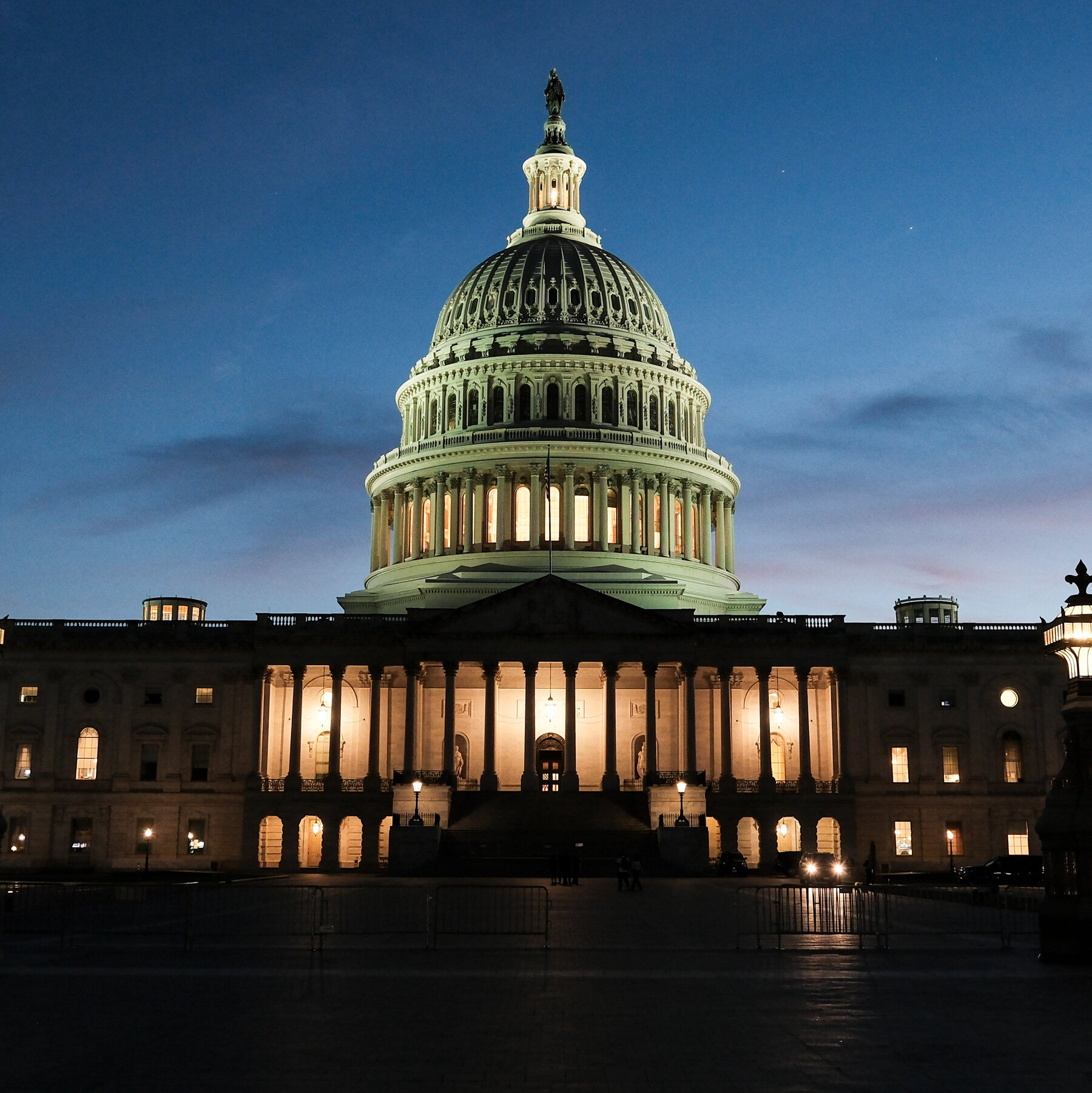 Presiden Donald Trump (kanan) berdiskusi dengan pemimpin mayoritas Senat, Mitch McConnell (kiri), di tengah perdebatan sengit tentang kebijakan imigrasi di Washington, D.C.