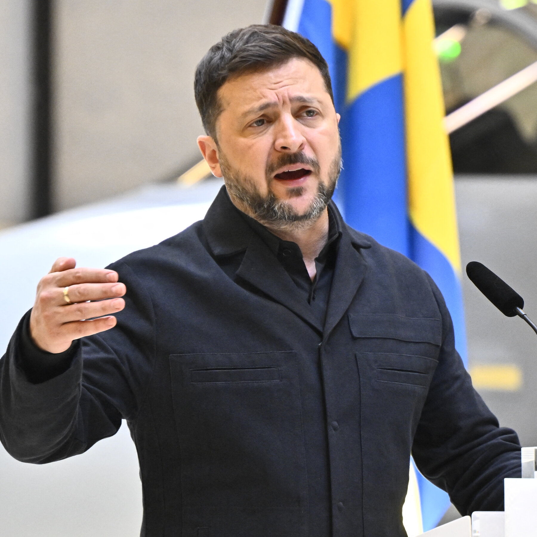 Presiden Ukraina Volodymyr Zelensky di Kyiv. Suratnya kepada Presiden Rusia Vladimir Putin mencampuradukkan sindiran tajam dan tawaran pembicaraan damai di tengah konflik berkelanjutan.