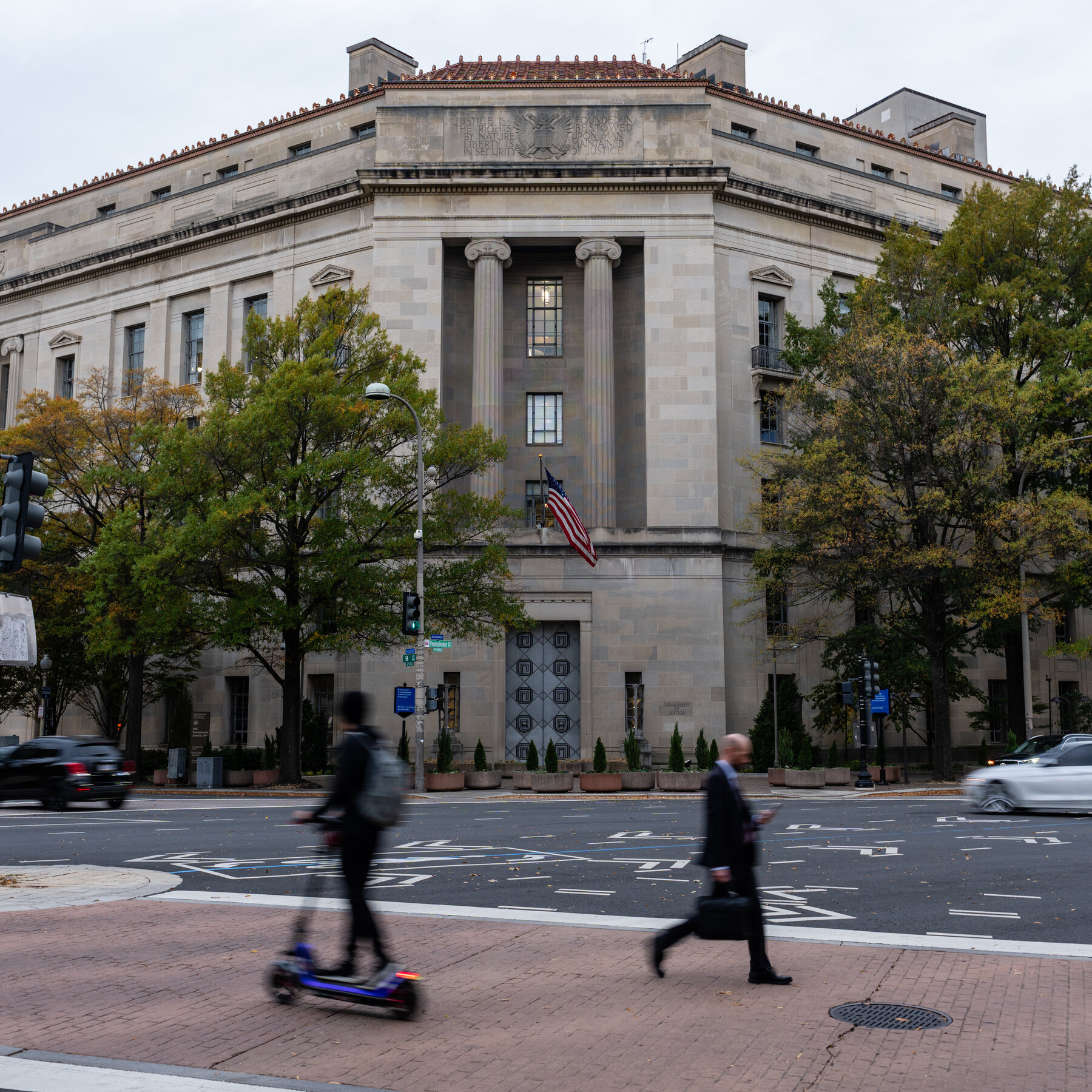 Gedung Departemen Kehakiman AS di Washington D.C., tempat keputusan penting terkait pembatalan dana kontroversial era pemerintahan sebelumnya dibuat.