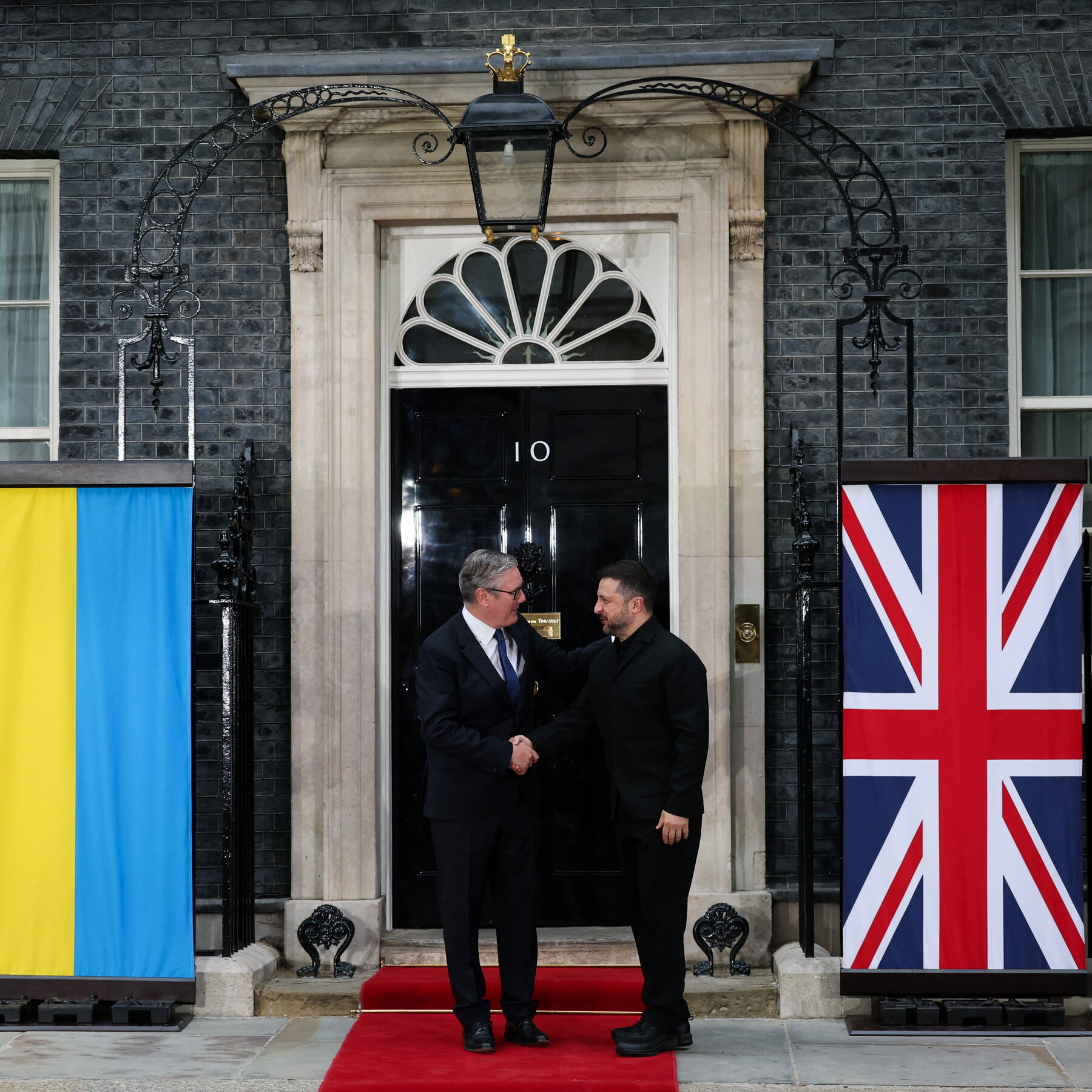 Presiden Ukraina Volodymyr Zelensky bertemu dengan para pemimpin Eropa di London, menandai perubahan fokus Kiev dalam mencari mediator untuk perundingan damai dengan Rusia.