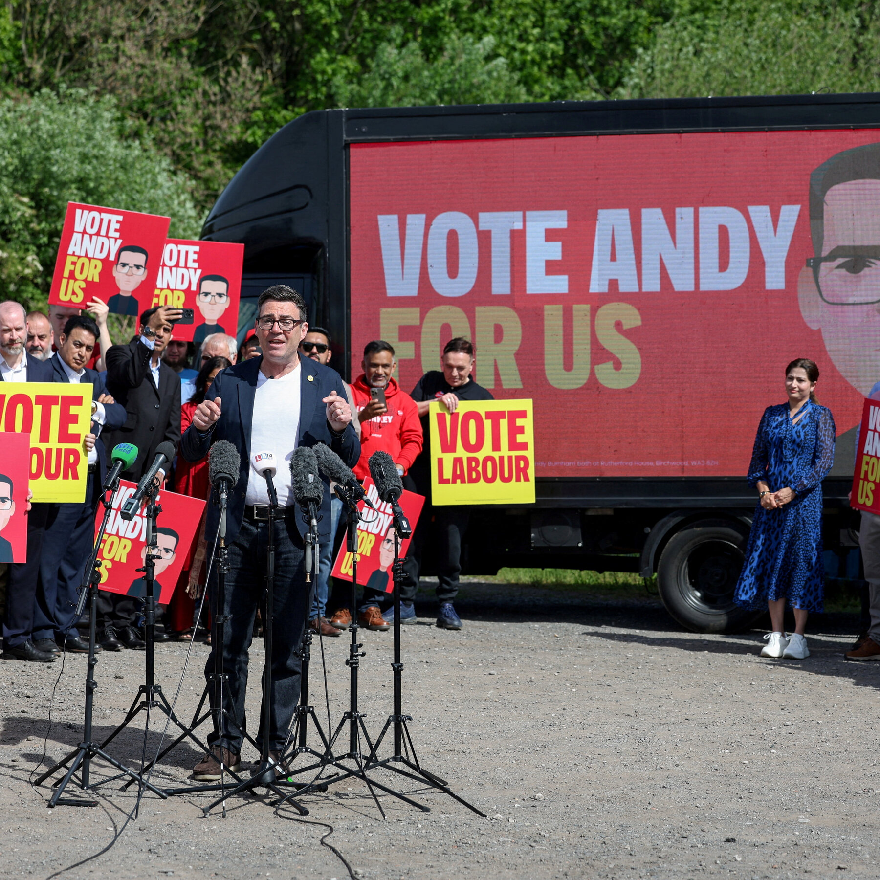 Andy Burnham, Wali Kota Greater Manchester, membuat manuver politik yang dapat mengguncang kepemimpinan Perdana Menteri Keir Starmer di Partai Buruh Inggris.