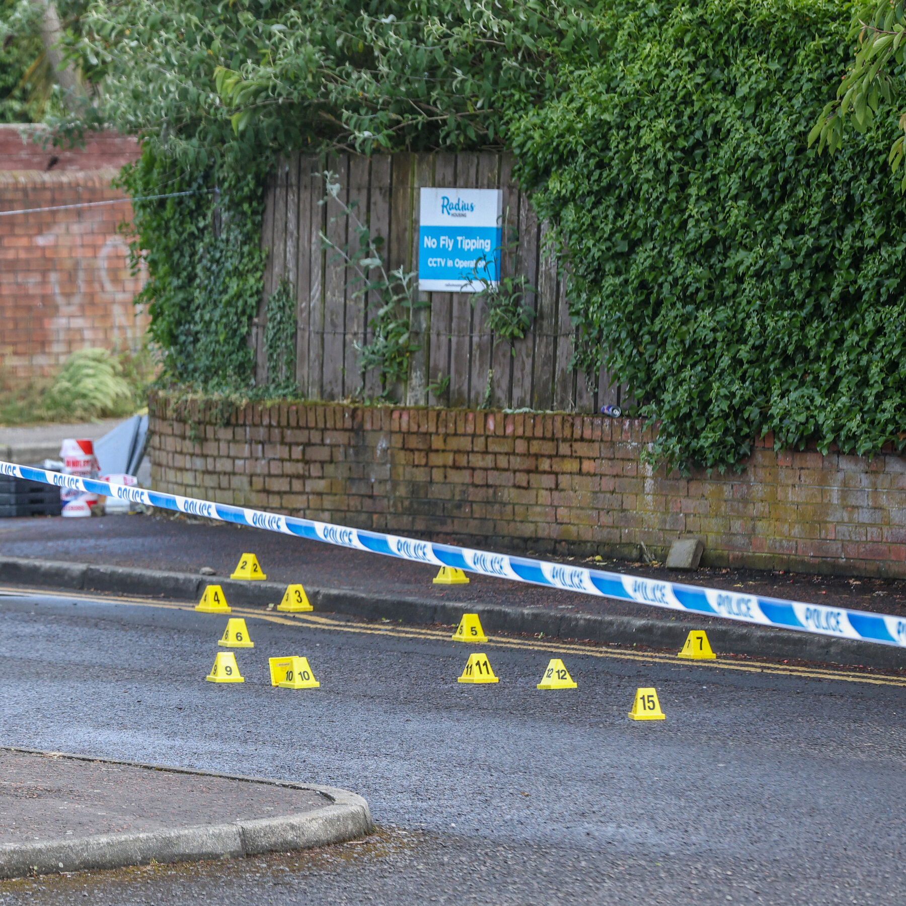 Tim kepolisian melakukan investigasi di lokasi kejadian pasca insiden penusukan brutal di Belfast yang videonya viral secara daring.