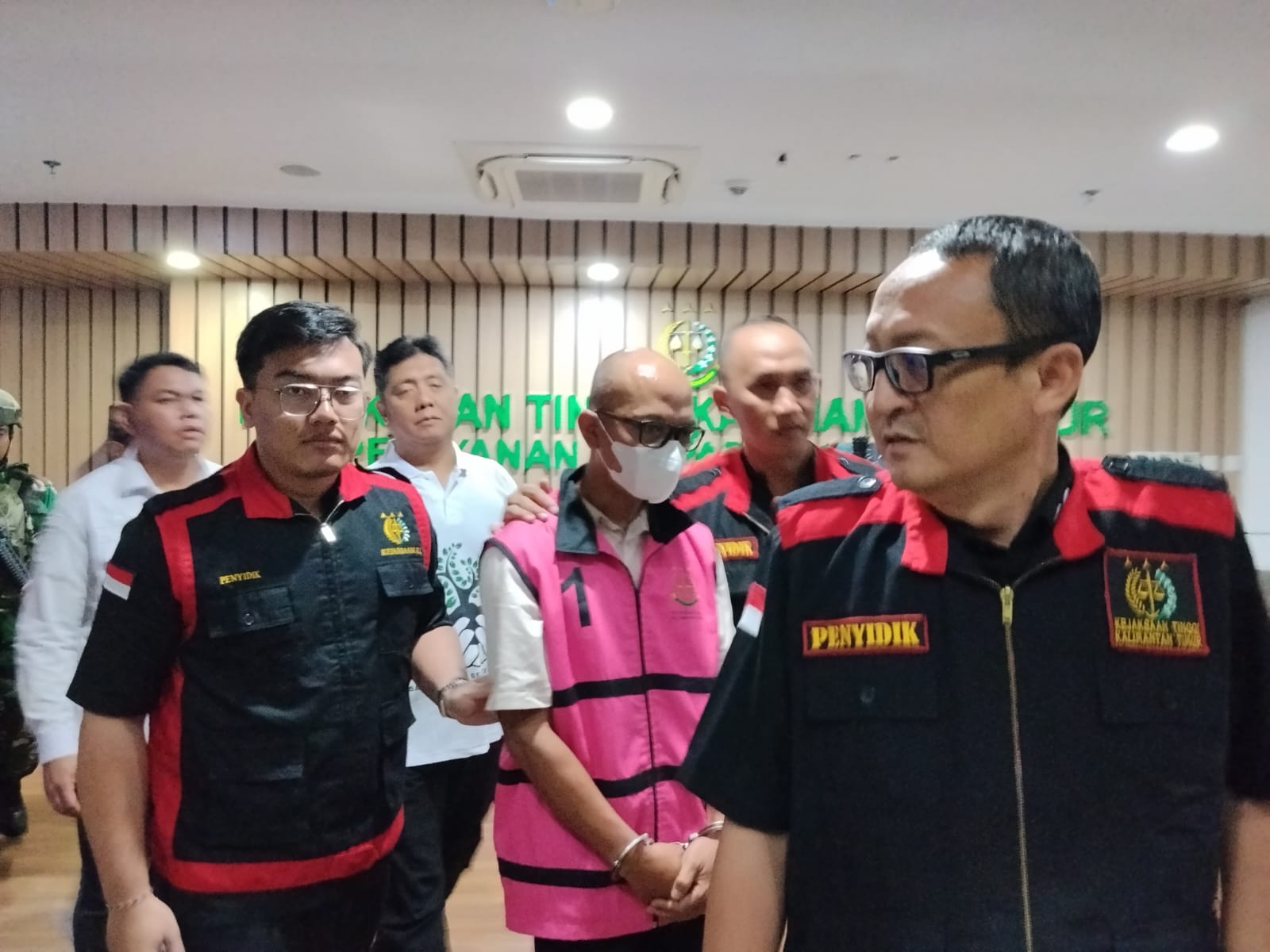 Tim Penyidik Bidang Tindak Pidana Khusus Kejaksaan Tinggi Kalimantan Timur saat menahan tersangka kasus pertambangan ilegal.