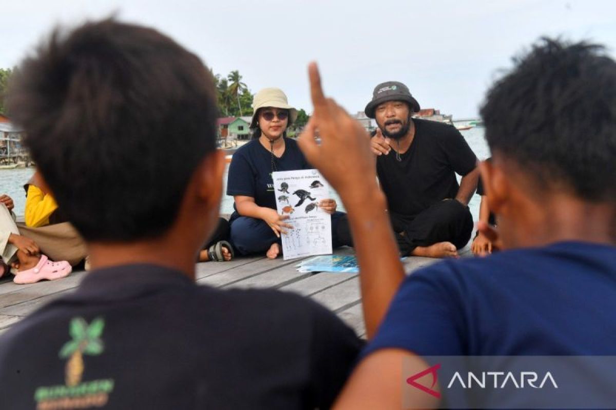 Anak-anak Pulau Balikukup, Berau, aktif terlibat dalam kegiatan pemantauan sarang penyu sebagai bagian dari program konservasi YKAN.