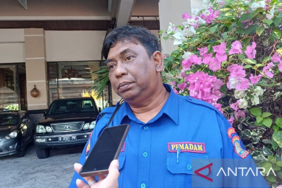 Petugas BPBD Balikpapan sedang memantau kondisi pesisir yang terdampak angin selatan, mengamati potensi gelombang tinggi demi keselamatan warga dan aktivitas maritim. (Ilustrasi: Potret kewaspadaan di area pantai Balikpapan)