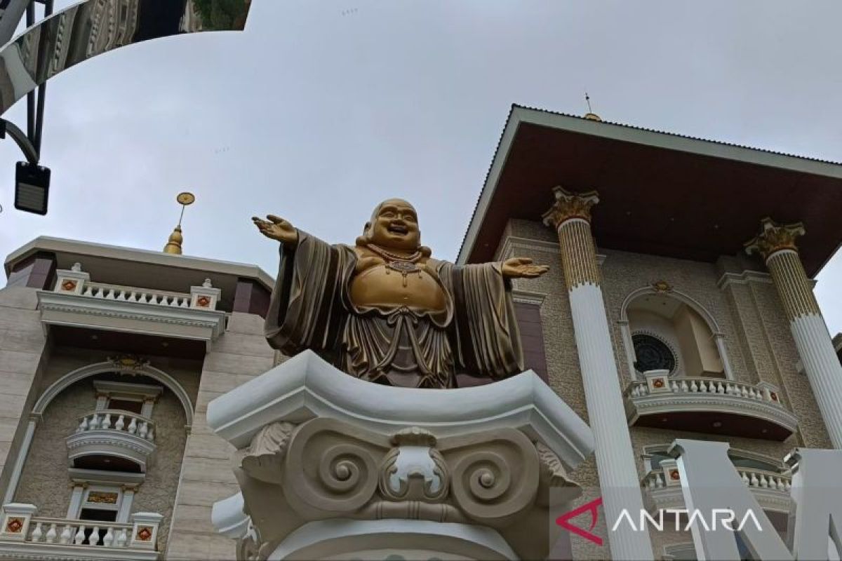 Umat Buddha di Samarinda merayakan Hari Raya Waisak 2570 BE dengan fokus ekoteologi, menyerukan aksi nyata pelestarian lingkungan di Kalimantan Timur.