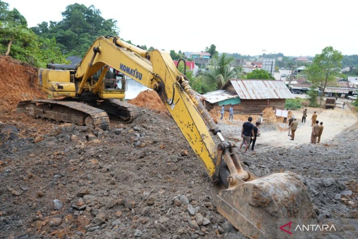 Tim gabungan Pemprov Kaltim saat melakukan penyisiran dan pemeriksaan kendaraan operasional di area pertambangan sebagai upaya penertiban.