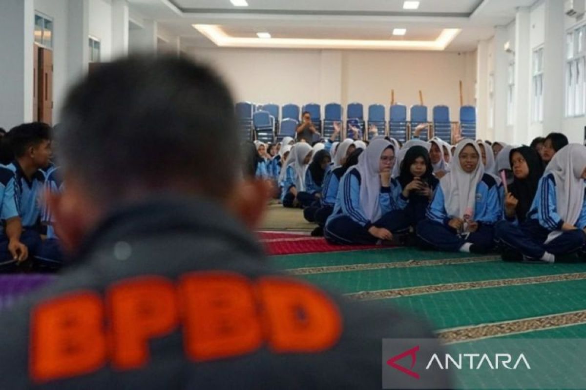 Siswa SMA/SMK di Kalimantan Timur mengikuti sesi edukasi kesiapsiagaan bencana yang diselenggarakan oleh BPBD Kaltim. Mereka antusias belajar cara menghadapi potensi ancaman bencana di lingkungan sekitar.