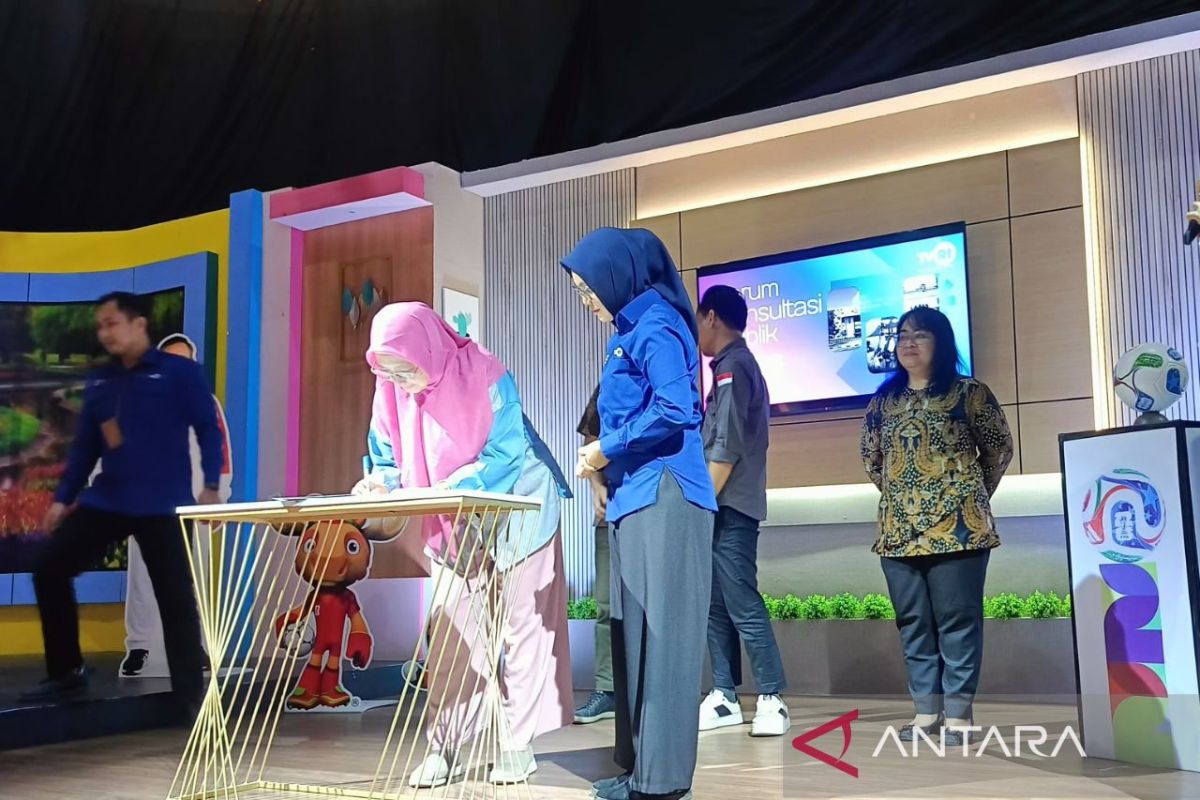 Tim teknis TVRI melakukan pengujian perangkat pemancar siaran digital untuk memastikan layanan optimal di wilayah pelosok Kalimantan Timur.