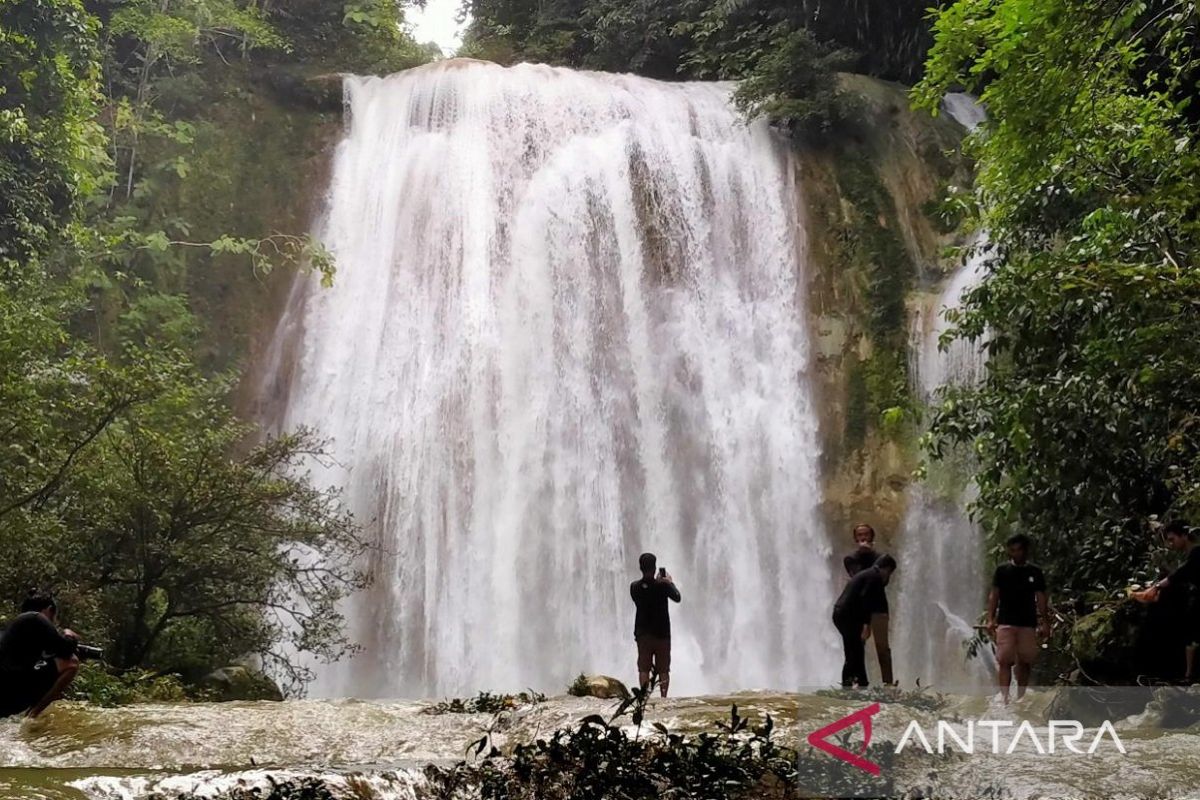 Keindahan Air Terjun Lingkacan, salah satu warisan geologi vital di Geopark Sangkulirang-Mangkalihat, Kalimantan Timur, yang menjadi fokus konservasi oleh Pemprov Kaltim.