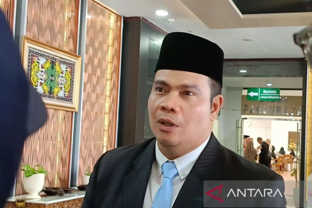 Warga bahu-membahu merawat instalasi PLTS komunal mereka, simbol kemandirian energi di pelosok Kalimantan Timur.