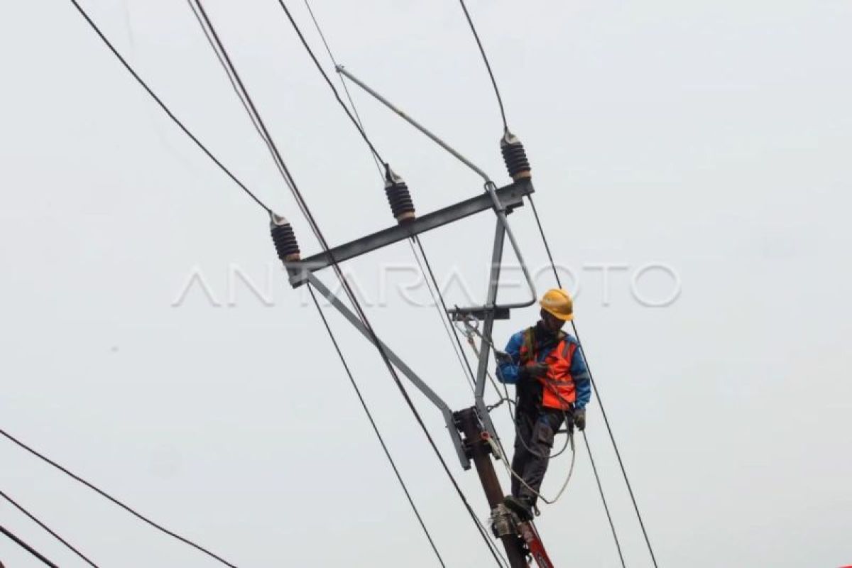 Petugas PLN memeriksa panel kontrol di salah satu gardu induk yang terhubung dengan sistem interkoneksi kelistrikan Kalimantan Timur untuk memastikan stabilitas pasokan.
