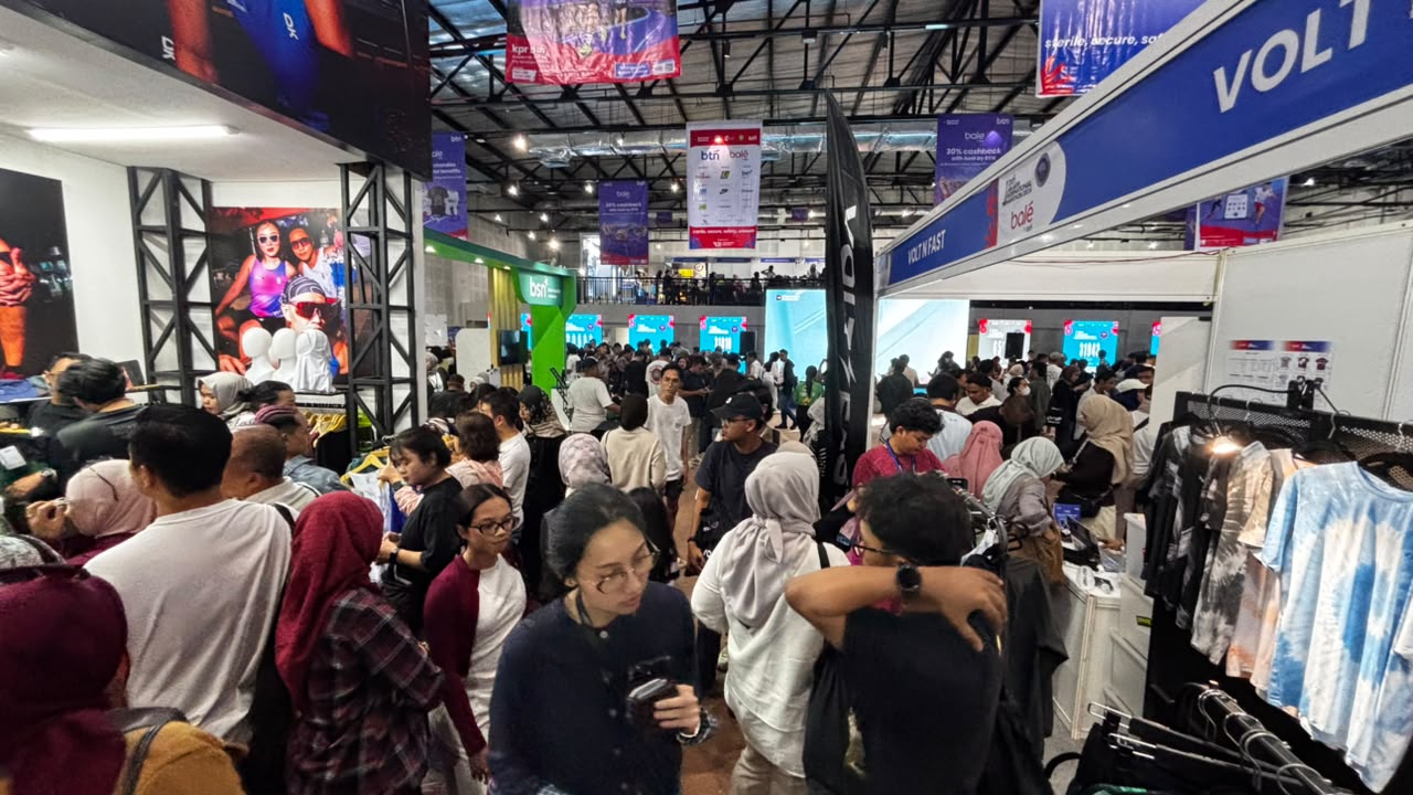 Ribuan pelari dengan antusias memadati area Race Expo di Balai Kartini, Jakarta, untuk mengambil race pack BTN Jakarta International Marathon 2026, Jumat (12/6/2026).