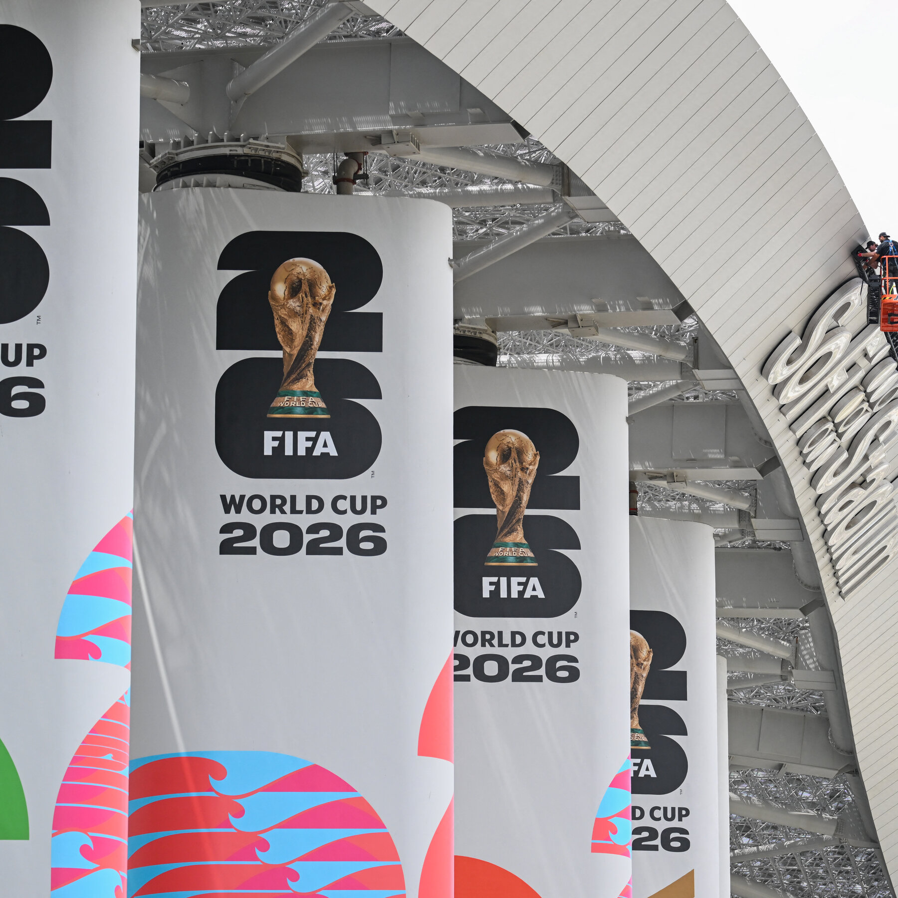 Stadion modern di Amerika Serikat bersiap menyambut jutaan penggemar, di tengah bayang-bayang biaya tinggi dan tantangan logistik penyelenggaraan Piala Dunia.