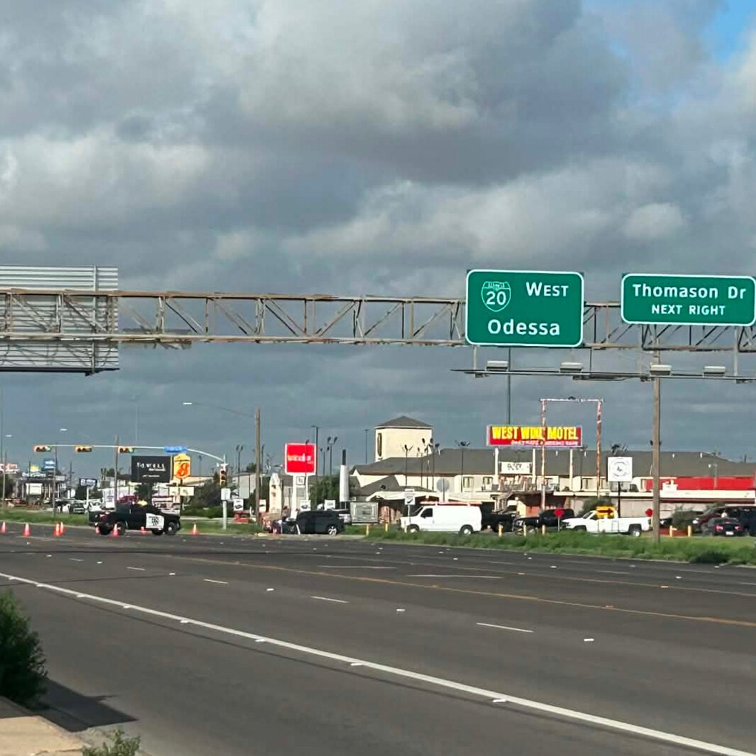 Aparat kepolisian berjaga ketat di lokasi penyanderaan di Midland, Texas, menyusul insiden penembakan fatal yang terjadi.