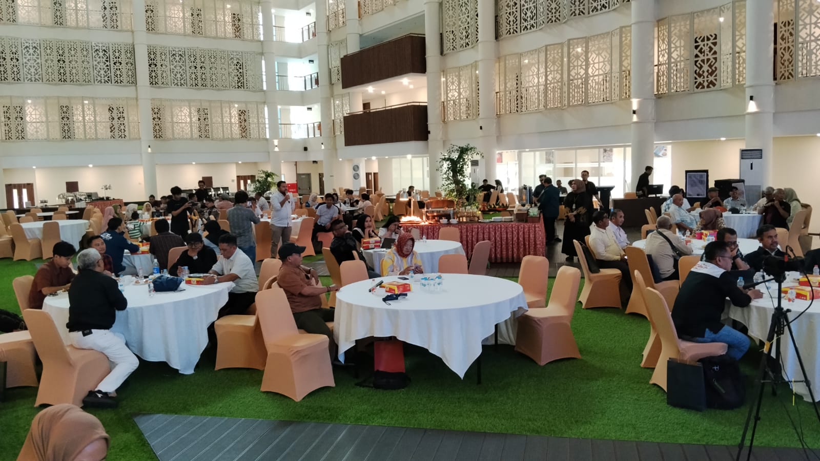 Praktisi media dan perwakilan pemerintah berdiskusi mengenai tantangan dan masa depan jurnalisme di Kalimantan Timur.