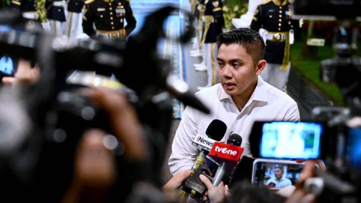 Presiden Prabowo Subianto saat melakukan perjalanan dinas ke luar negeri. Klaim efisiensi dan sumbangan pribadi dalam biaya perjalanan menjadi sorotan.