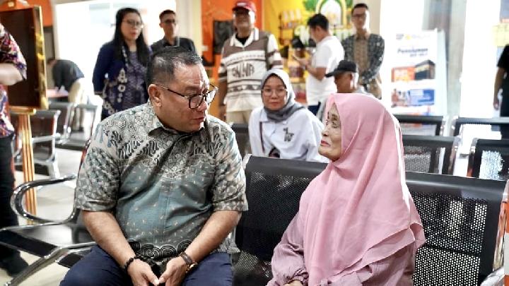 Pegawai PT Taspen (Persero) saat melayani proses pencairan dana pensiun, mencerminkan efisiensi yang tinggi dalam penyaluran Gaji ke-13.
