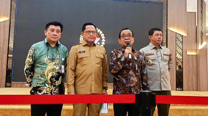 Menko PMK menyerahkan dokumen Surat Keputusan (SK) terkait Renduk PRRP Sumatera, menandai dimulainya landasan pemulihan permanen pascabencana di wilayah tersebut hingga tahun 2028.
