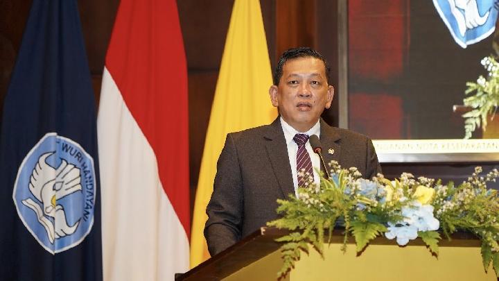 Perwakilan Universitas Indonesia dan Komisi Yudisial berjabat tangan setelah penandatanganan nota kesepahaman untuk memperkuat etika dan independensi peradilan di Jakarta.