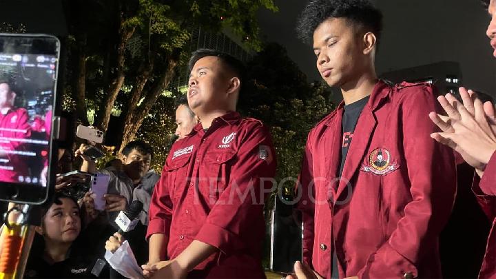 Aktivis mahasiswa BEM UBK dalam aksi menyampaikan aspirasi, menunjukkan peran penting gerakan mahasiswa dalam mengawal kebijakan publik dan berdialog dengan pejabat negara.