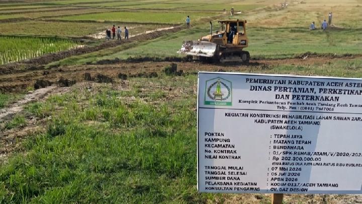 Petani berkolaborasi dengan Satgas PRR dan TNI memeriksa sistem irigasi pompa baru di lahan pertanian Aceh Tamiang, yang kini siap ditanami kembali.