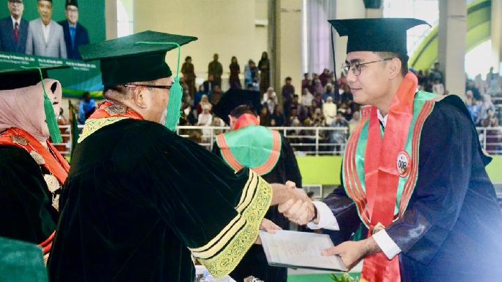 Kompol Fadli Amri saat meraih gelar doktor, memperkenalkan inovasi Sociopreneurship Policing yang berpotensi mengubah paradigma tugas kepolisian menjadi lebih adaptif dan humanis.