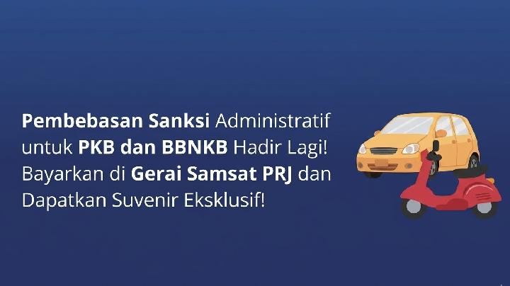 Petugas Gerai Samsat Bapenda DKI Jakarta melayani wajib pajak yang ingin melunasi Pajak Kendaraan Bermotor (PKB) dan Bea Balik Nama Kendaraan Bermotor (BBNKB) di area Pekan Raya Jakarta (PRJ) atau Jakarta Fair Kemayoran, dengan fasilitas pembebasan sanksi denda.