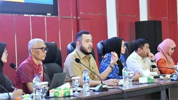 Wali Kota Fadly Amran memberikan arahan dalam sebuah pertemuan terkait penguatan rantai pasok lokal di Padang. Inisiatif ini bertujuan mengintegrasikan pelaku usaha kecil ke ekosistem pangan berstandar tinggi.