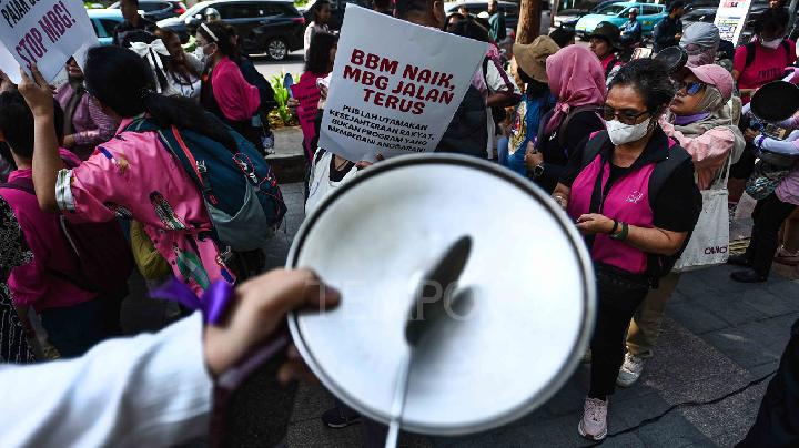 Aliansi perempuan menyuarakan tuntutan mereka di hadapan publik, membawa alat dapur sebagai simbol beban rumah tangga dan desakan terhadap kebijakan pemerintah.
