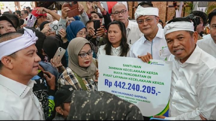 Perwakilan BPJS Ketenagakerjaan dan Pemprov Jabar saat penyaluran manfaat jaminan sosial kepada pekerja rentan atau ahli waris.